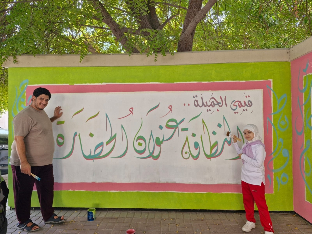 أب فنان يزين جدران مدرسة ابنته برسائل تربوية محفزة