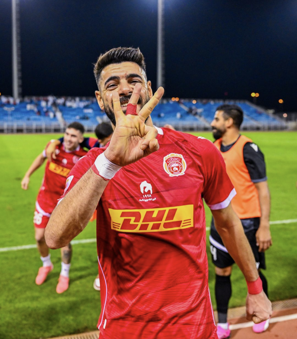 الذئاب تكشر عن أنيابها وتطلق إنذارا شديد اللهجة