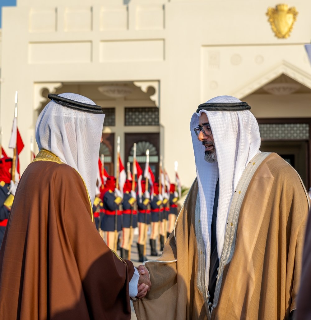 ولي العهد رئيس الوزراء في مقدمة مودعي خالد بن محمد بن زايد آل نهيان لدى مغادرته البلاد