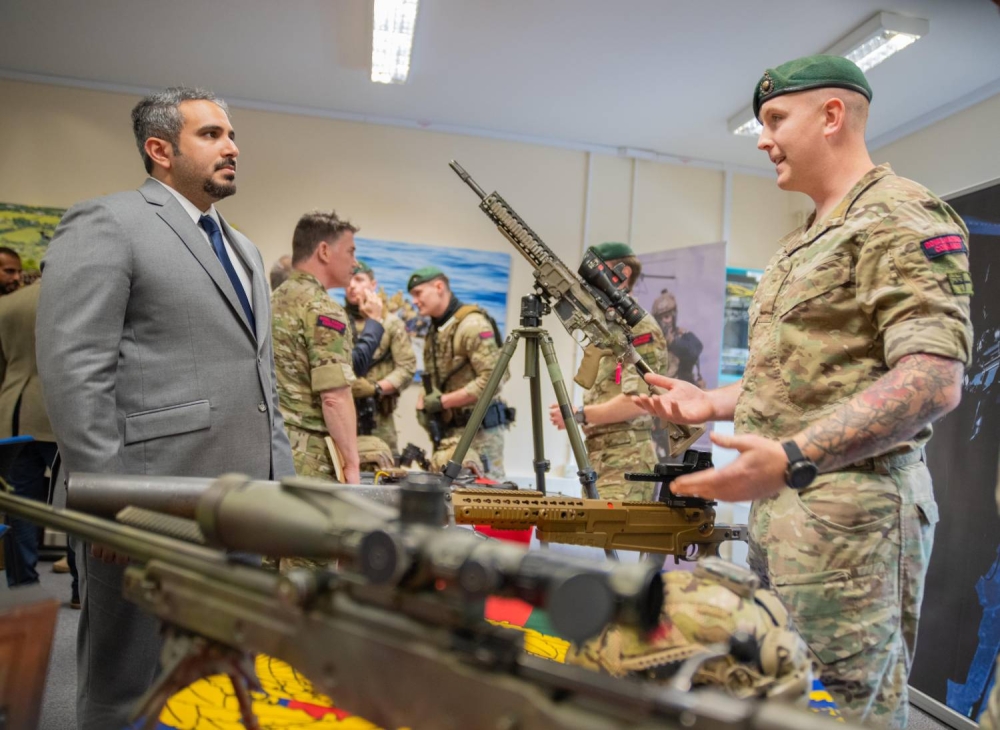 محمد بن سلمان بن حمد يزور عددًا من الوحدات ومراكز التدريب التابعة لقوات المشاة البحرية الملكية البريطانية