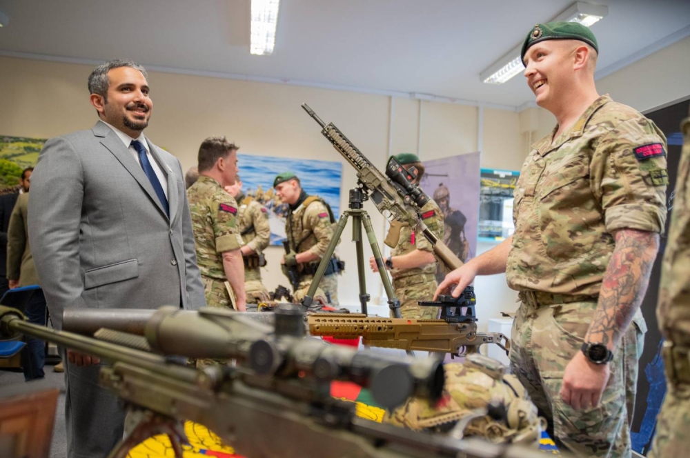 محمد بن سلمان بن حمد يزور عددًا من الوحدات ومراكز التدريب التابعة لقوات المشاة البحرية الملكية البريطانية