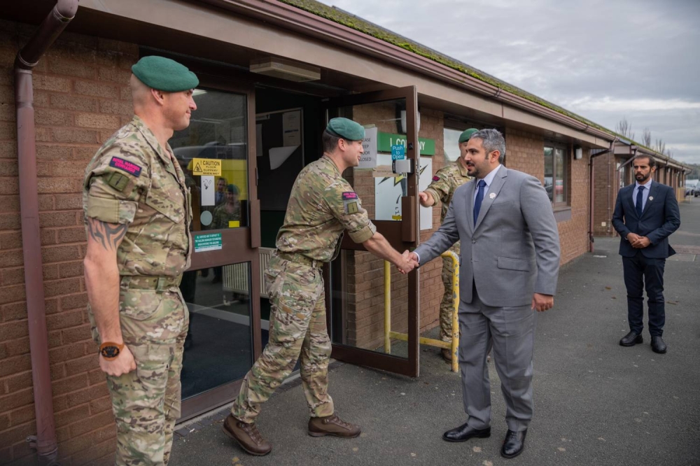محمد بن سلمان بن حمد يزور عددًا من الوحدات ومراكز التدريب التابعة لقوات المشاة البحرية الملكية البريطانية