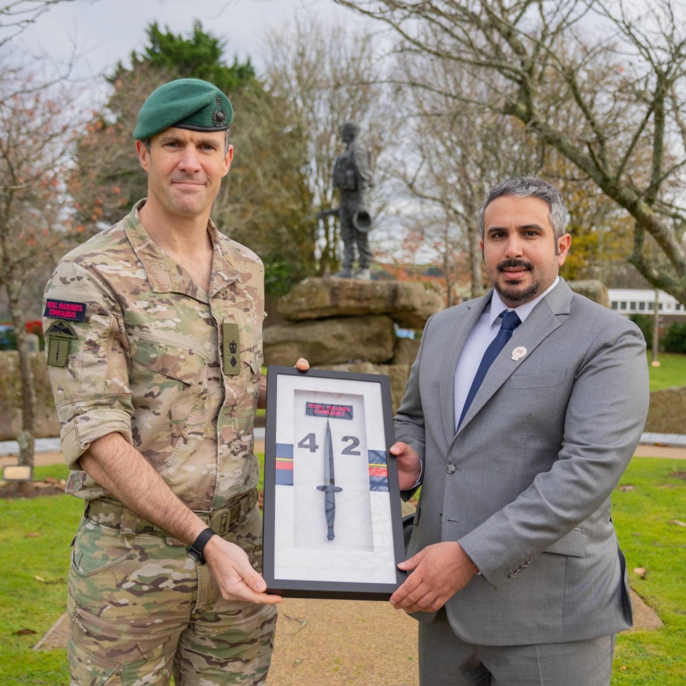 محمد بن سلمان بن حمد يزور عددًا من الوحدات ومراكز التدريب التابعة لقوات المشاة البحرية الملكية البريطانية