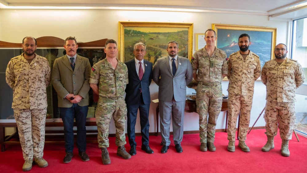 محمد بن سلمان بن حمد يزور عددًا من الوحدات ومراكز التدريب التابعة لقوات المشاة البحرية الملكية البريطانية