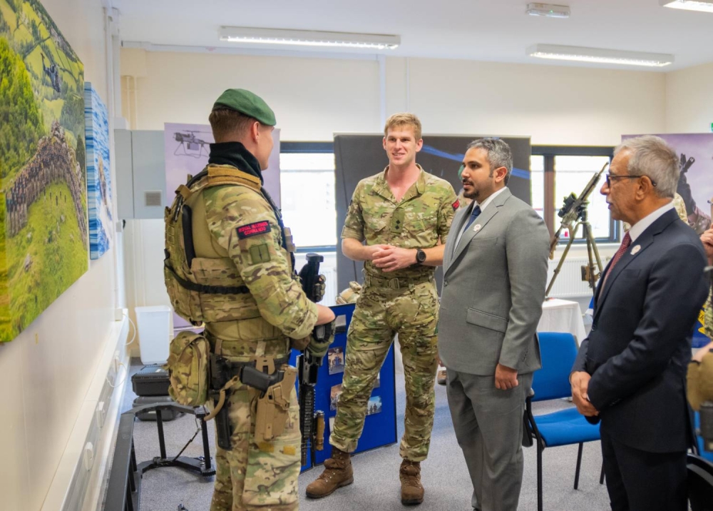 محمد بن سلمان بن حمد يزور عددًا من الوحدات ومراكز التدريب التابعة لقوات المشاة البحرية الملكية البريطانية