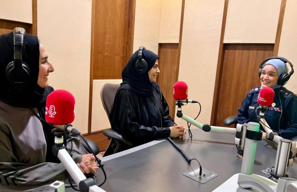 برنامج «أمنFM» يسلط الضوء على الدور البارز للمرأة البحرينية في وزارة الداخلية