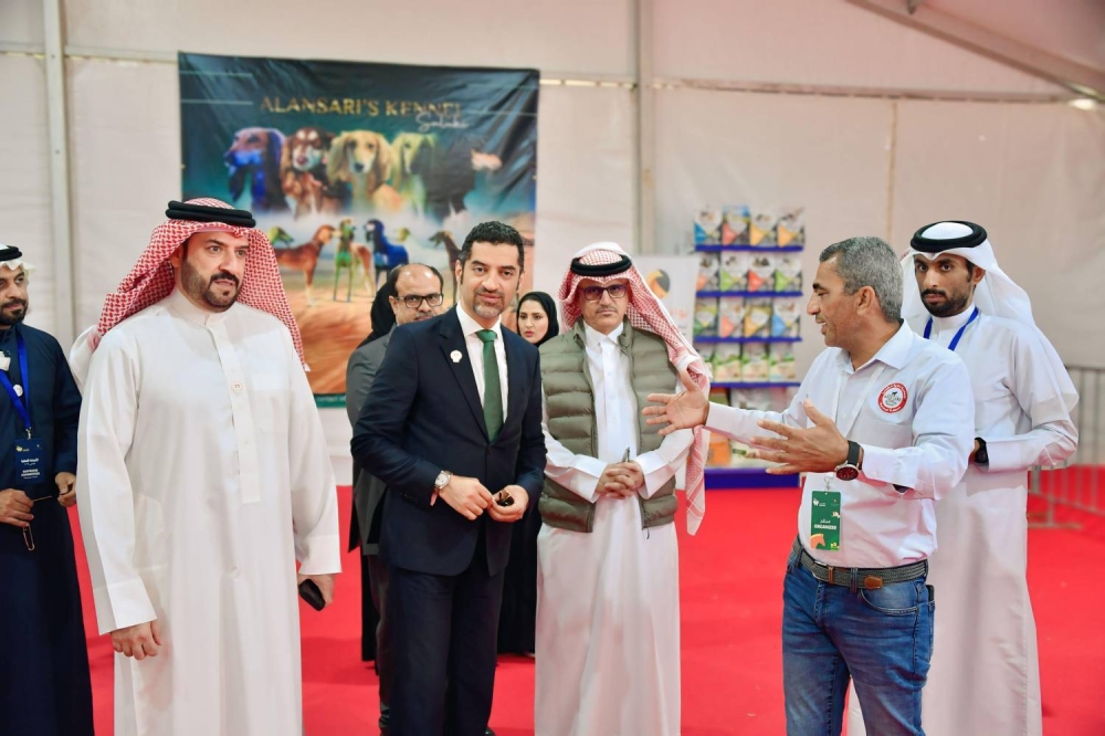 وزير شؤون البلديات والزراعة يتفقد معرض مراعي ويطلع على جناح التمور