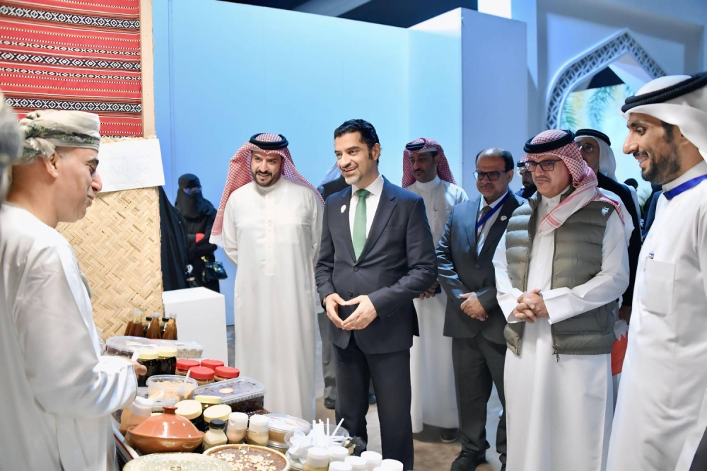 وزير شؤون البلديات والزراعة يتفقد معرض مراعي ويطلع على جناح التمور