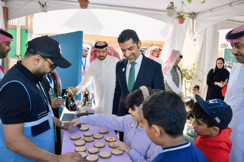 وزير شؤون البلديات والزراعة يتفقد معرض مراعي ويطلع على جناح التمور