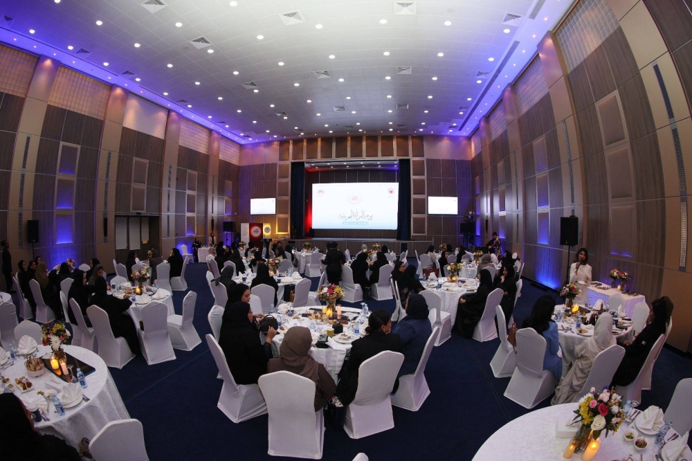 نادي الضباط يقيم  احتفالية تعكس مكانة المرأة البحرينية كنموذج في العطاء والالتزام وأداء الواجب الوطني