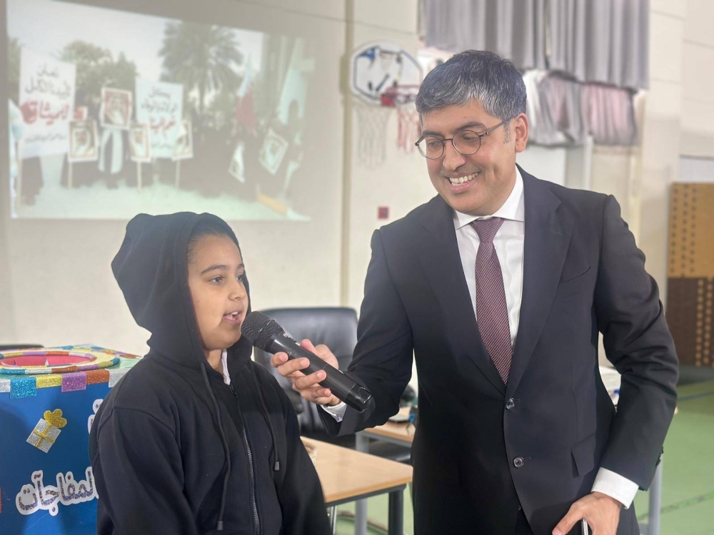 د. نوح خليفة لطالبات الخنساء: الميثاق جعل التواصل والمشاركة والتعاون واقعا يوميا بحياتنا