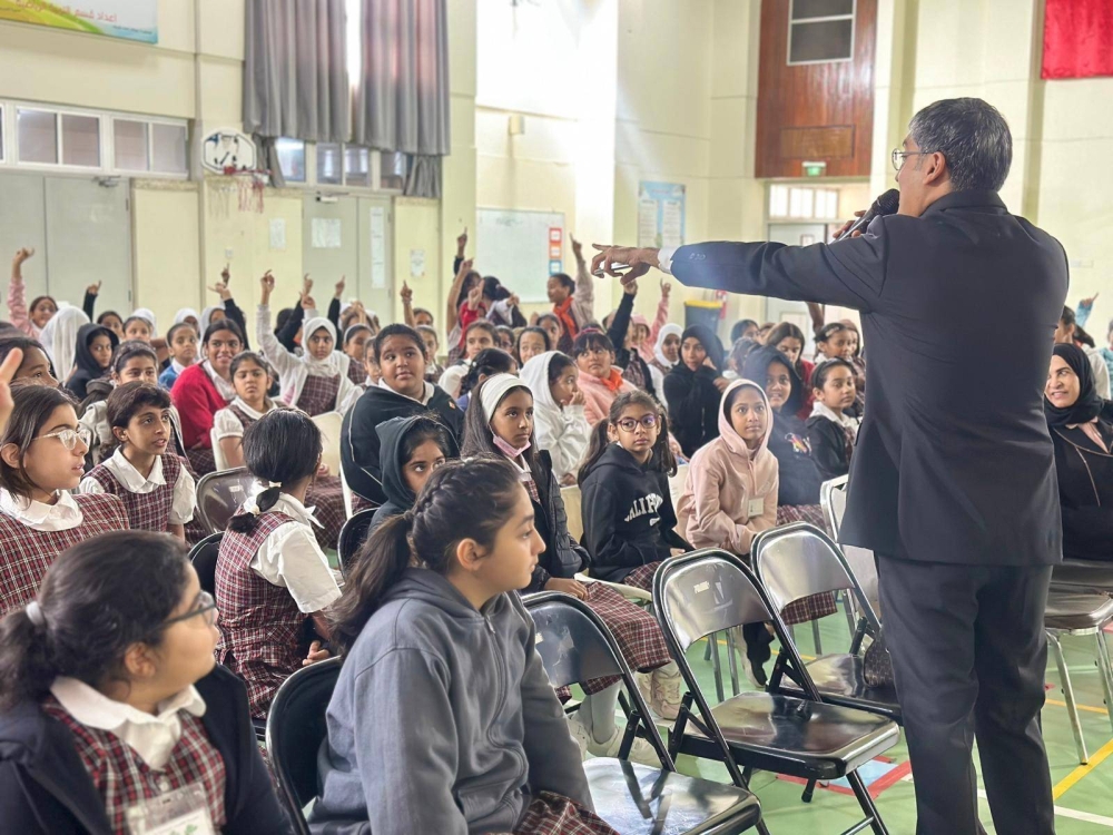 د. نوح خليفة لطالبات الخنساء: الميثاق جعل التواصل والمشاركة والتعاون واقعا يوميا بحياتنا