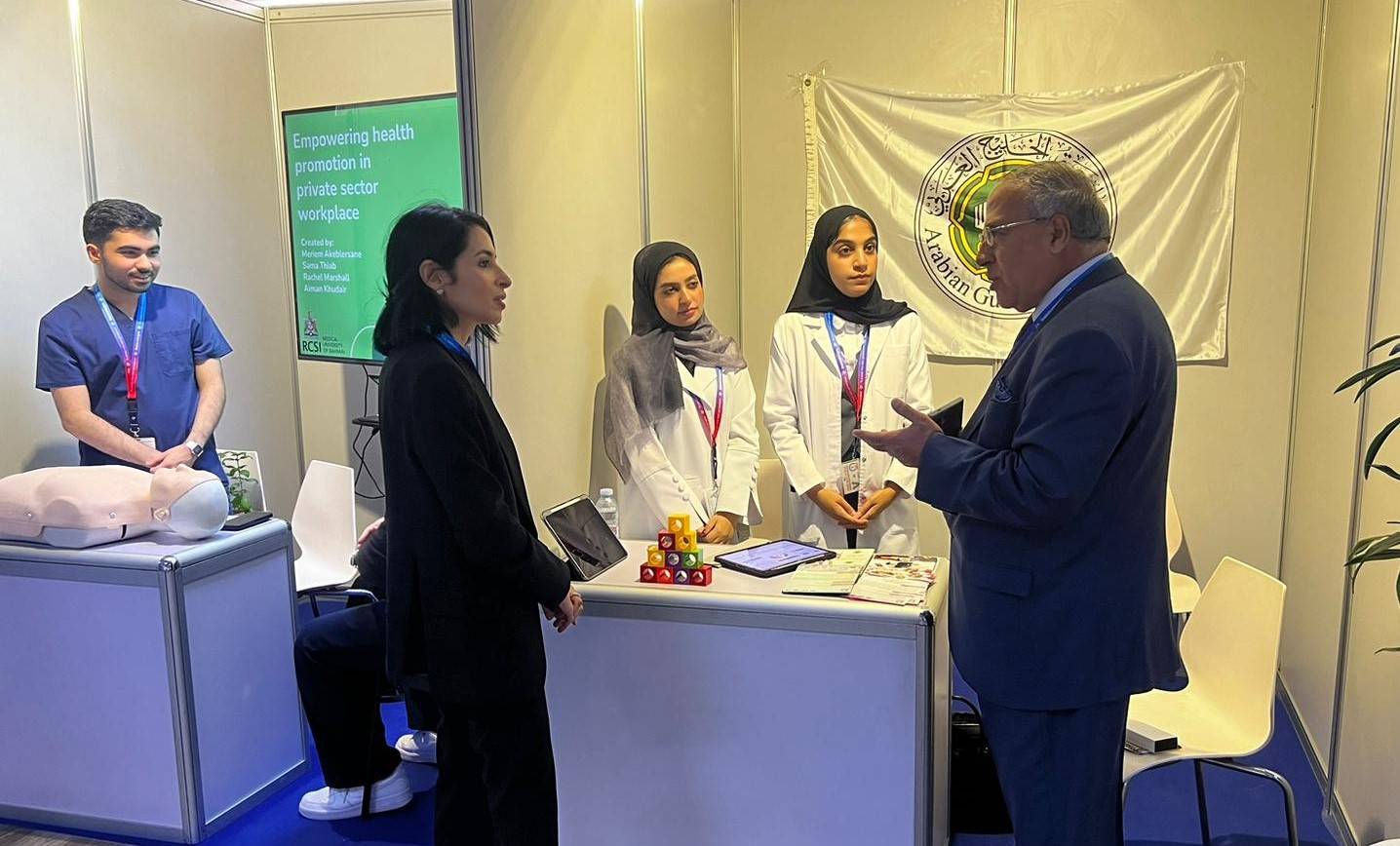 طلبة كلية الطب بجامعة الخليج العربي يشاركون في فعاليات أسبوع الصحة والسلامة والبيئة في "بابكو"
