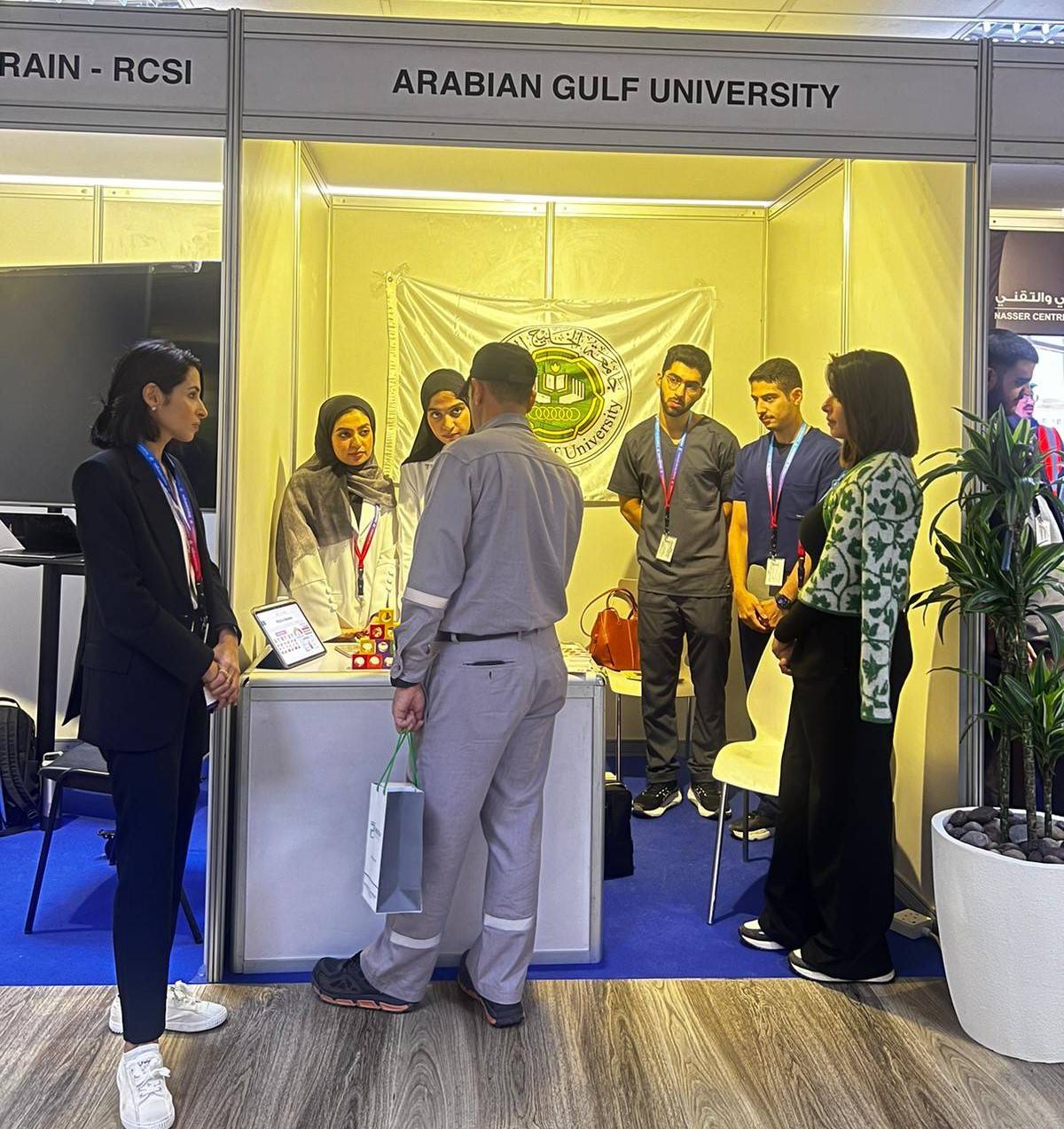 طلبة كلية الطب بجامعة الخليج العربي يشاركون في فعاليات أسبوع الصحة والسلامة والبيئة في "بابكو"