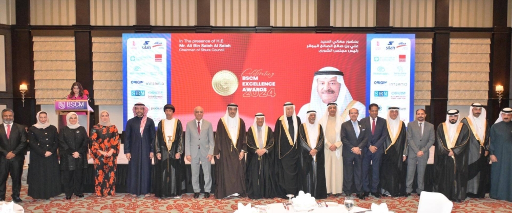 محمد القائد يحصل جائزة أفضل رئيس تنفيذي وهيئة المعلومات والحكومة الإلكترونية بجائزة الابتكار في الموارد البشرية عن برنامج تنمية الكوادر التقنية