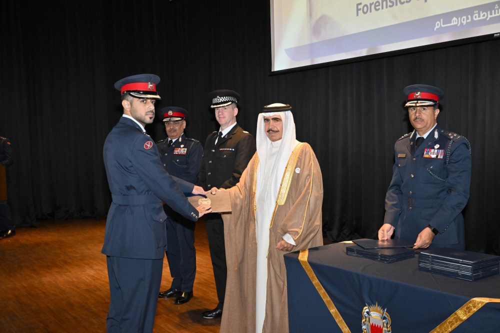 وزير الداخلية يشهد تخريج المشاركين في برنامج تأهيل وتدريب متخصصين في الأدلة الجنائية