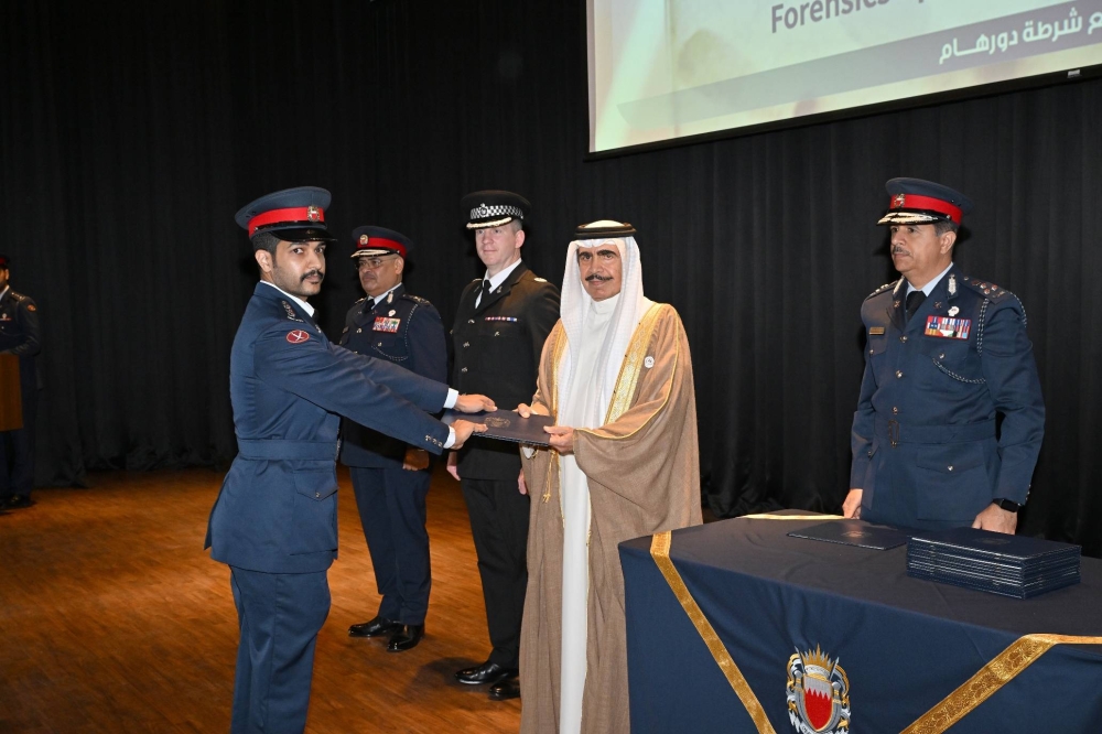وزير الداخلية يشهد تخريج المشاركين في برنامج تأهيل وتدريب متخصصين في الأدلة الجنائية