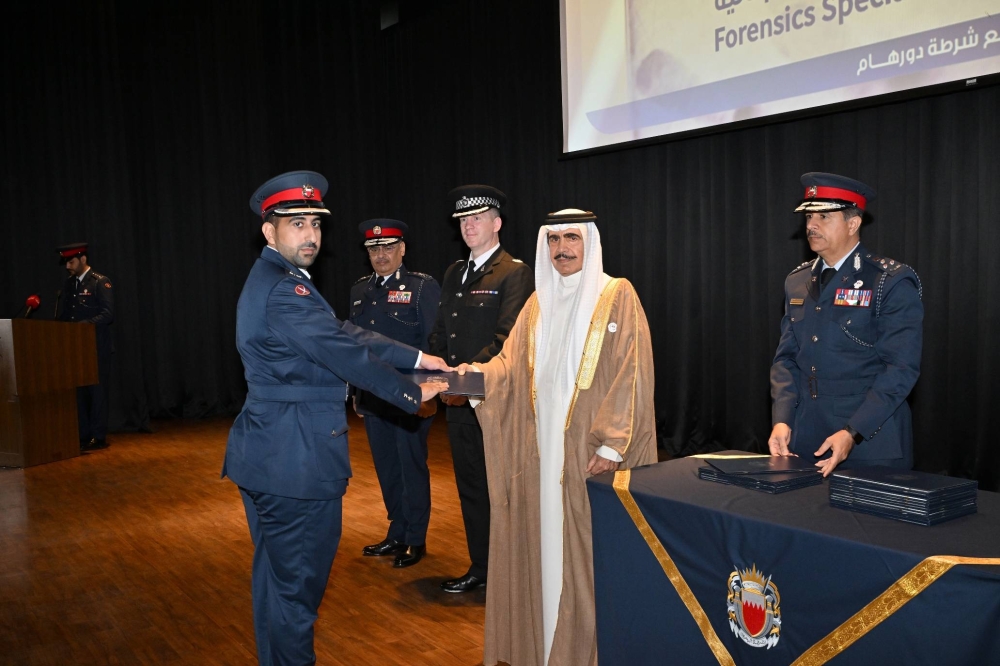 وزير الداخلية يشهد تخريج المشاركين في برنامج تأهيل وتدريب متخصصين في الأدلة الجنائية