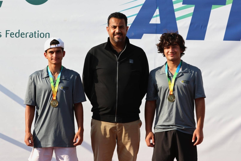 رئيس الاتحاد يتوج الفائزين بالبطولة .. الروسي سالبيف والصربية يانوكفيتس يتوجان بفردي بطولة الاتحاد الدولي للتنس