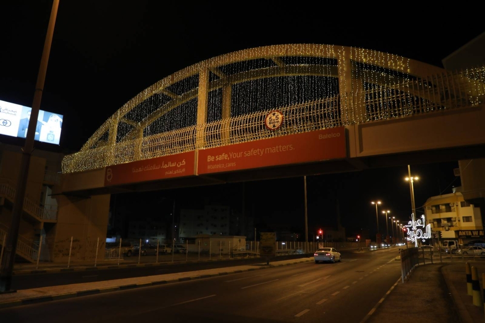 ضمن احتفال البحرين بأعيادها الوطنية.. بلدية المنطقة الجنوبية تقوم بتزيين عدد من الشوارع والمعالم الرئيسية