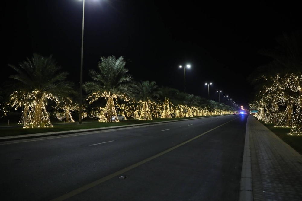 ضمن احتفال البحرين بأعيادها الوطنية.. بلدية المنطقة الجنوبية تقوم بتزيين عدد من الشوارع والمعالم الرئيسية