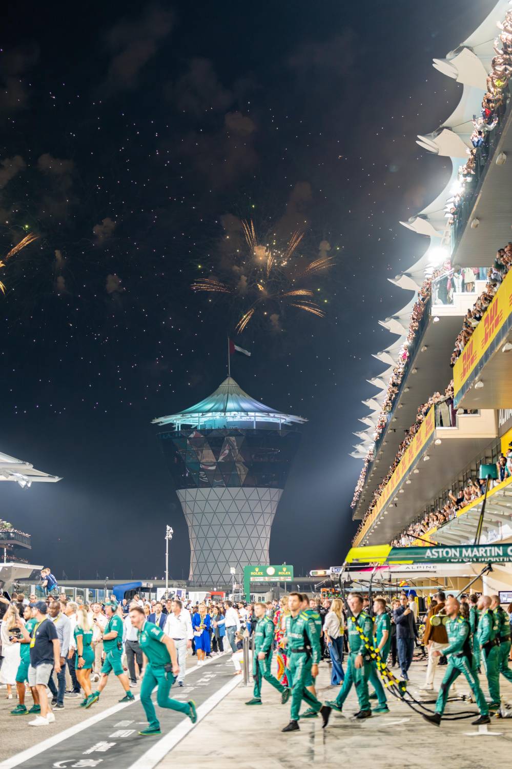 ولي العهد رئيس الوزراء يشهد فوز مكلارين ببطولة العالم للفورمولا1 للصانعين والمركز الأول في جائزة الاتحاد للطيران الكبرى