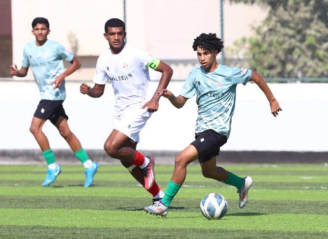 الهداية الخليفية وأحمد العمران تشقان طريقهما إلى نصف النهائي في بطولة ناصر بن حمد لكرة القدم للمدارس الثانوية
