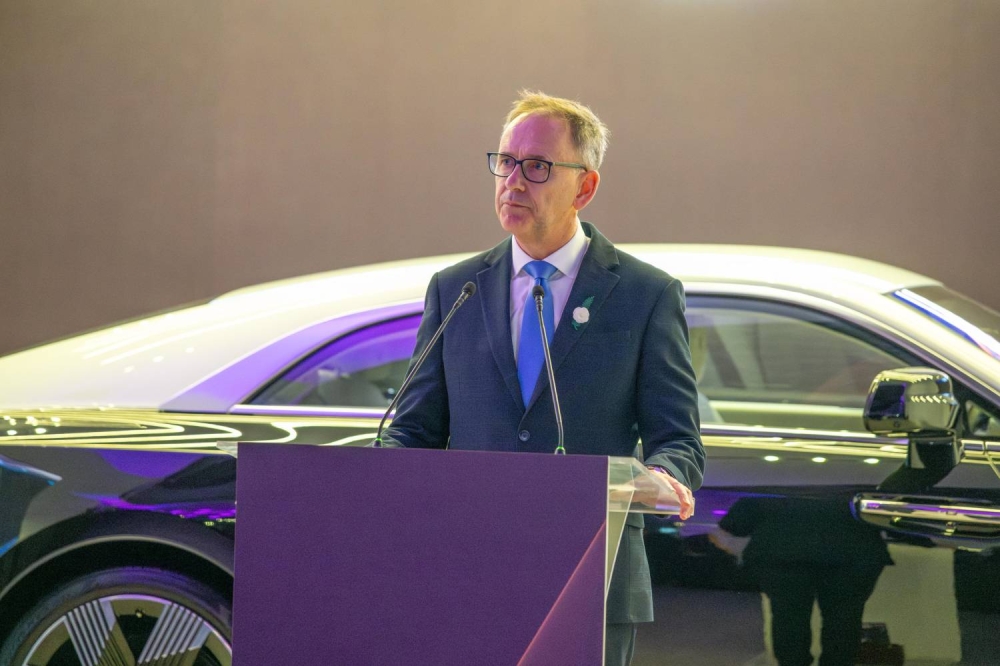 محمد بن سلمان يفتتح صالة العرض الجديدة لرولز-رويس موتورز كارز البحرين