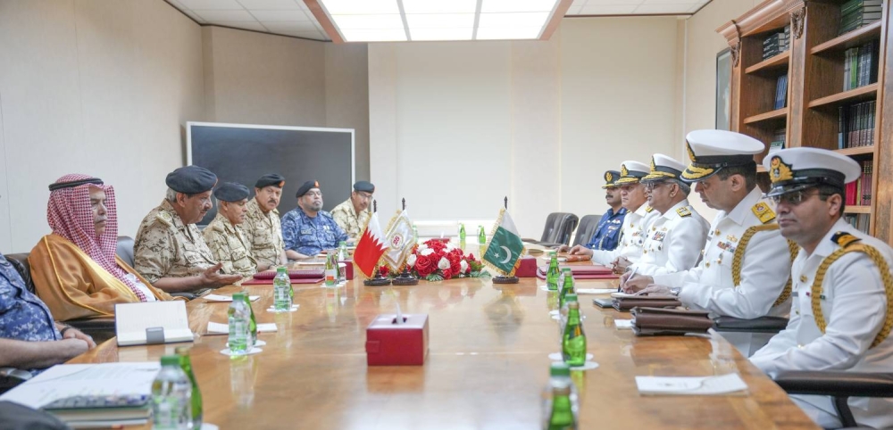 القائد العام لقوة دفاع البحرين يستقبل رئيس هيئة الأركان للقوات البحرية الباكستانية