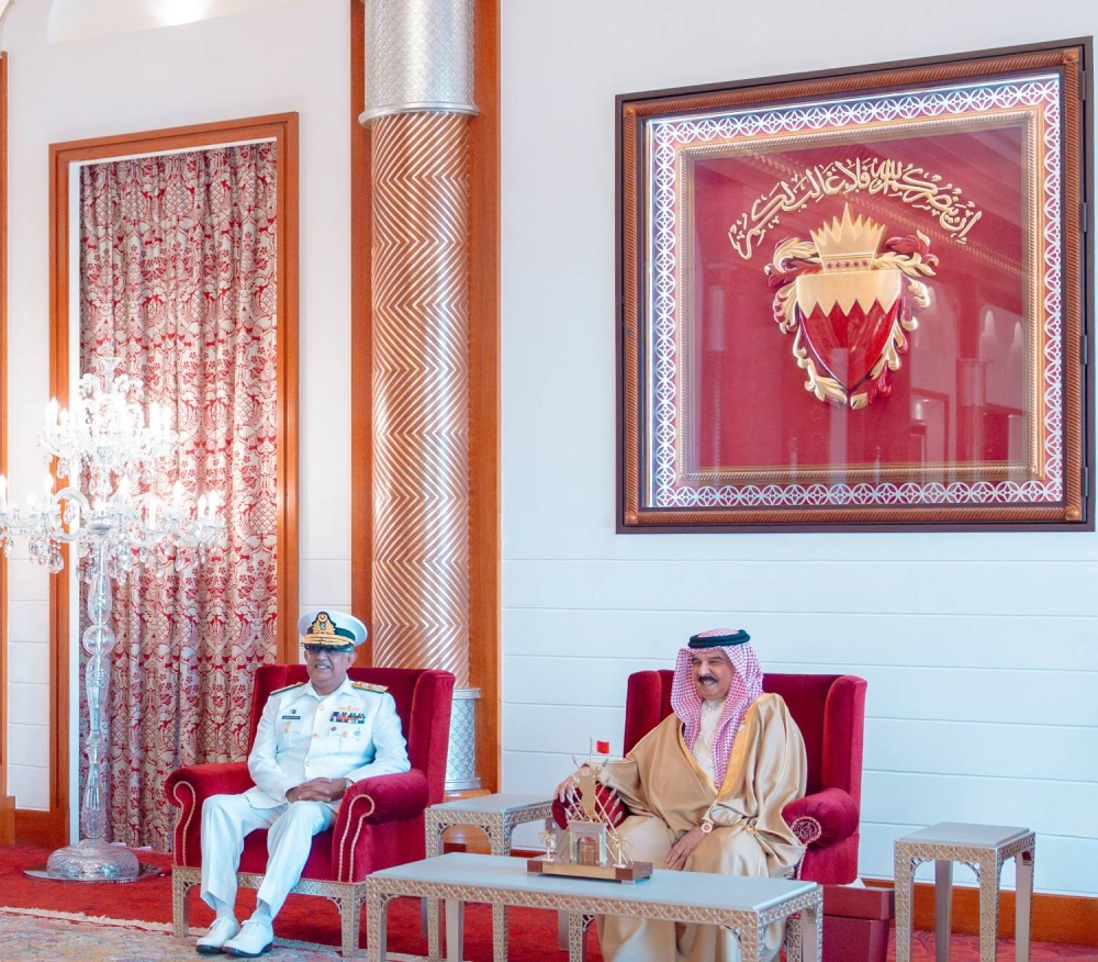 الملك القائد الأعلى للقوات المسلحة يستقبل رئيس هيئة الأركان للقوات البحرية الباكستانية