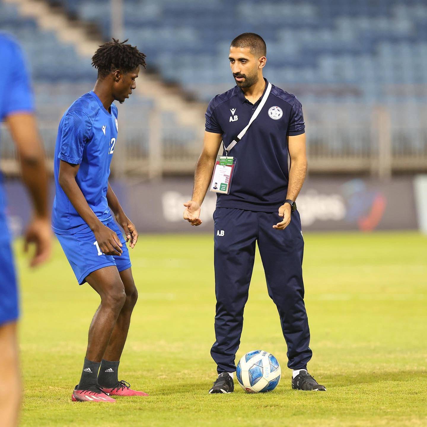 أصغر مساعد مدرب في دورينا يفتح قلبه لـ&laquo;الوطن الرياضي&raquo;.. عزام قمبر: اتصال غّير حياتي ونقلني من لاعب كرة قدم إلى عالم التدريب والتكتيك