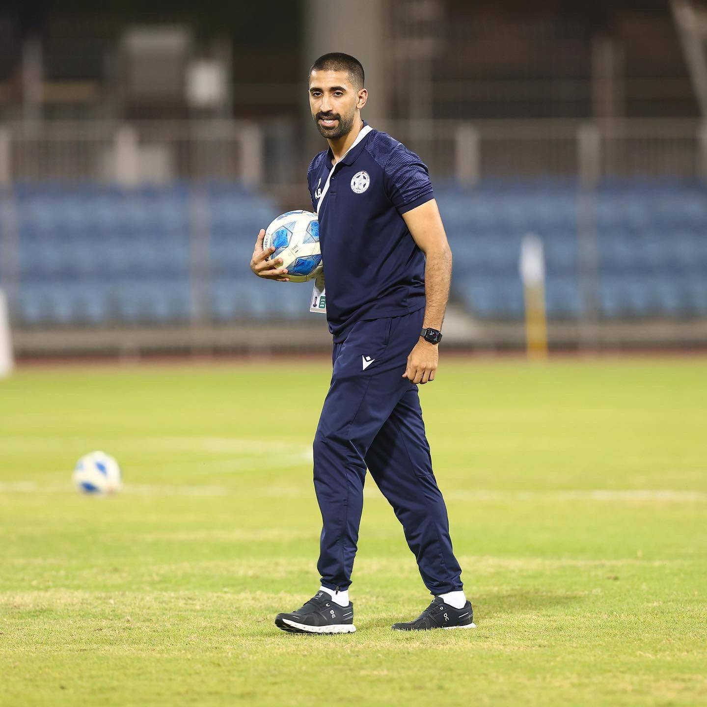 أصغر مساعد مدرب في دورينا يفتح قلبه لـ&laquo;الوطن الرياضي&raquo;.. عزام قمبر: اتصال غّير حياتي ونقلني من لاعب كرة قدم إلى عالم التدريب والتكتيك