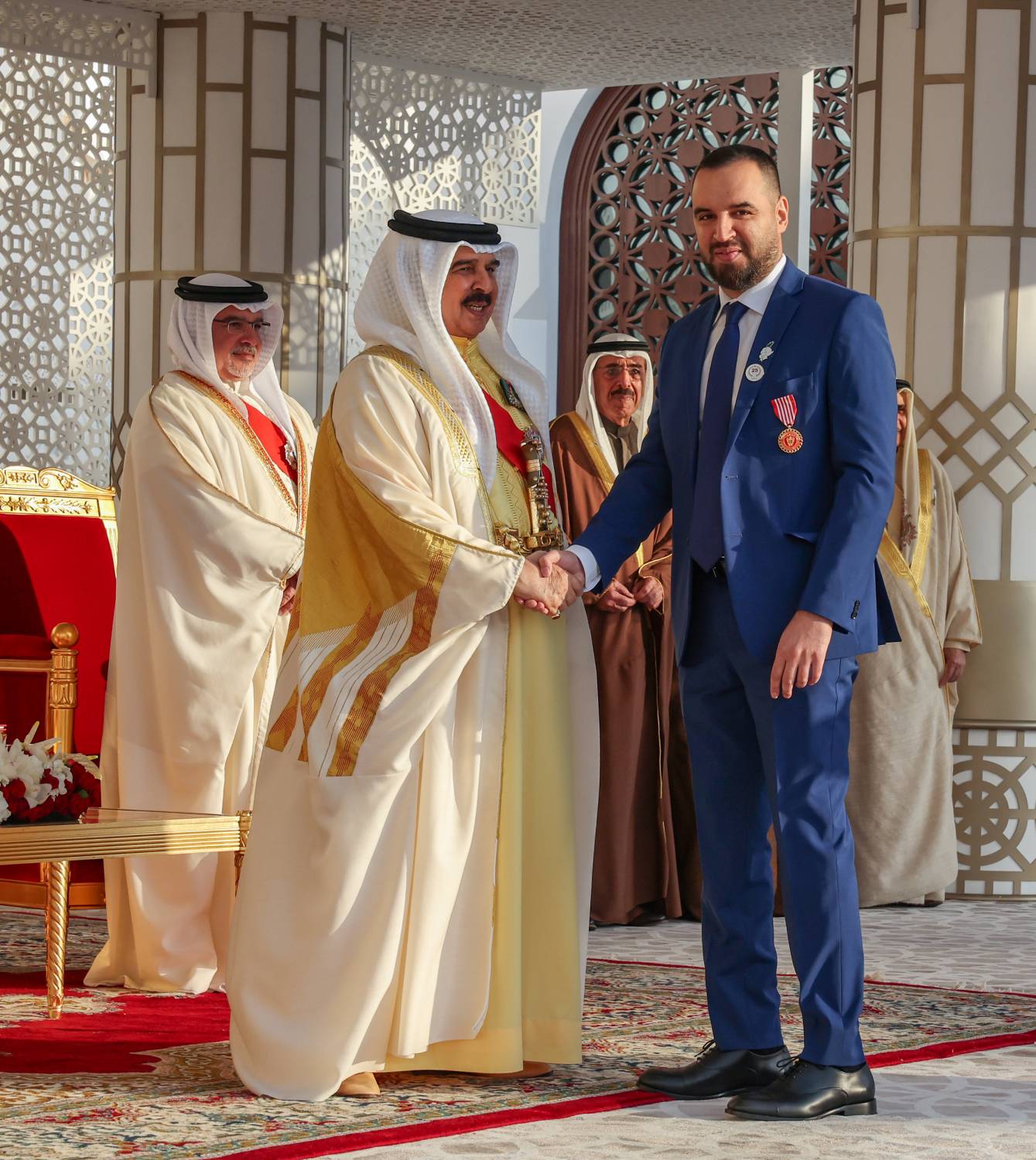 الملك يتفضل فيشمل برعايته الكريمة احتفال مملكة البحرين بأعيادها الوطنية