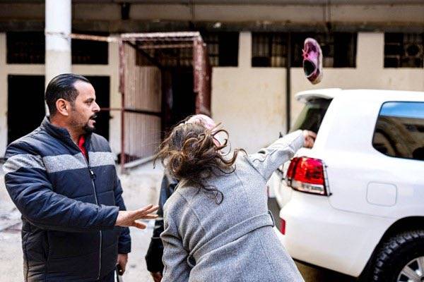 سورية تقذف المبعوث الأممي بحذائها لدى زيارته سجن صيدنايا