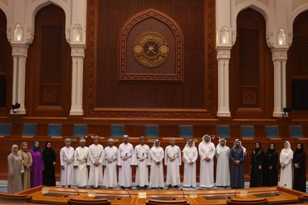 وفد من أمانة "الشورى" يقوم بزيارة استطلاعية لمجلسي الشورى والدولة العماني