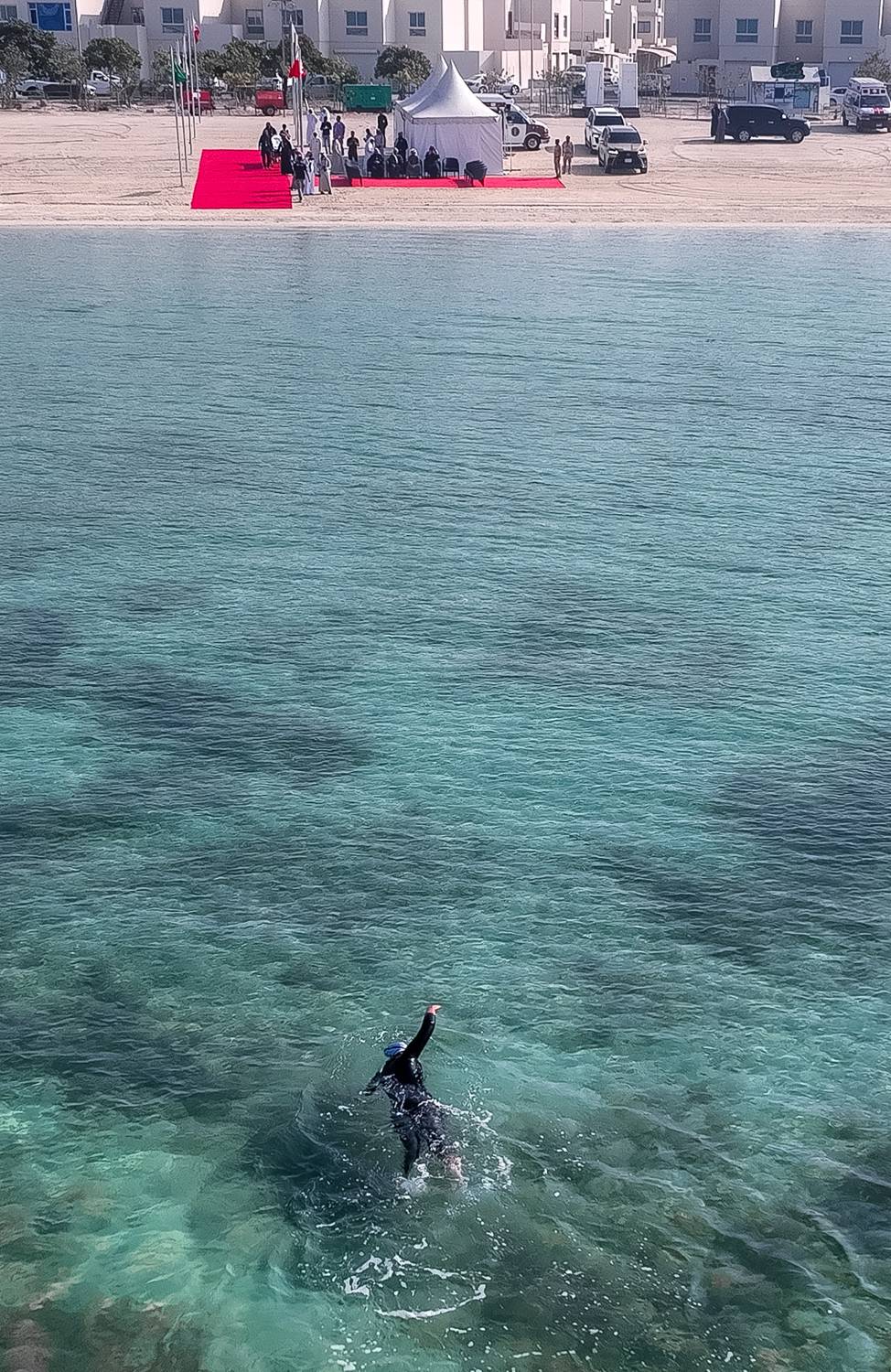 خالد بن حمد يشيد بإنجاز السباحة السعودية مريم بن لادن