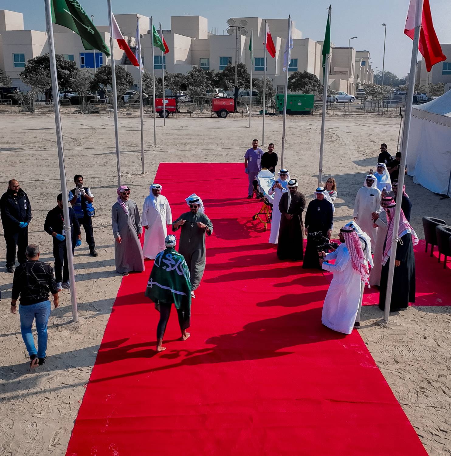 خالد بن حمد يشيد بإنجاز السباحة السعودية مريم بن لادن