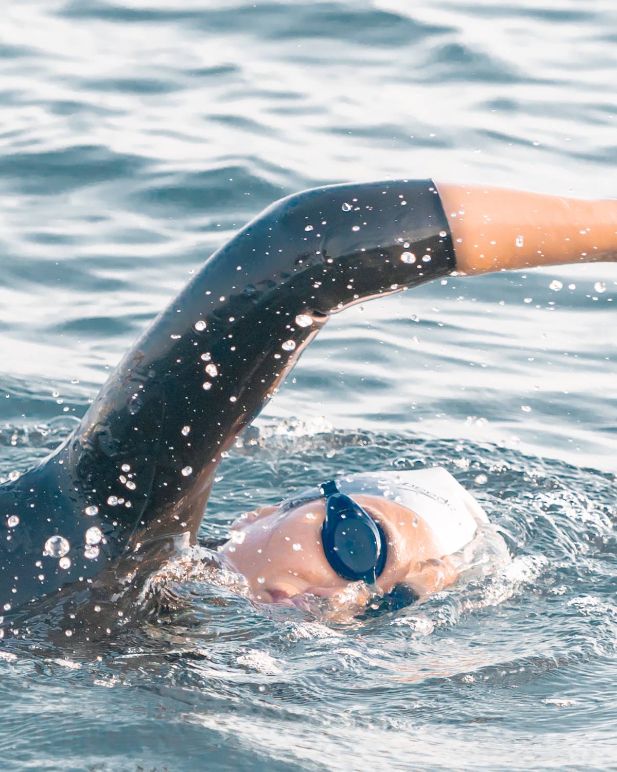 خالد بن حمد يشيد بإنجاز السباحة السعودية مريم بن لادن