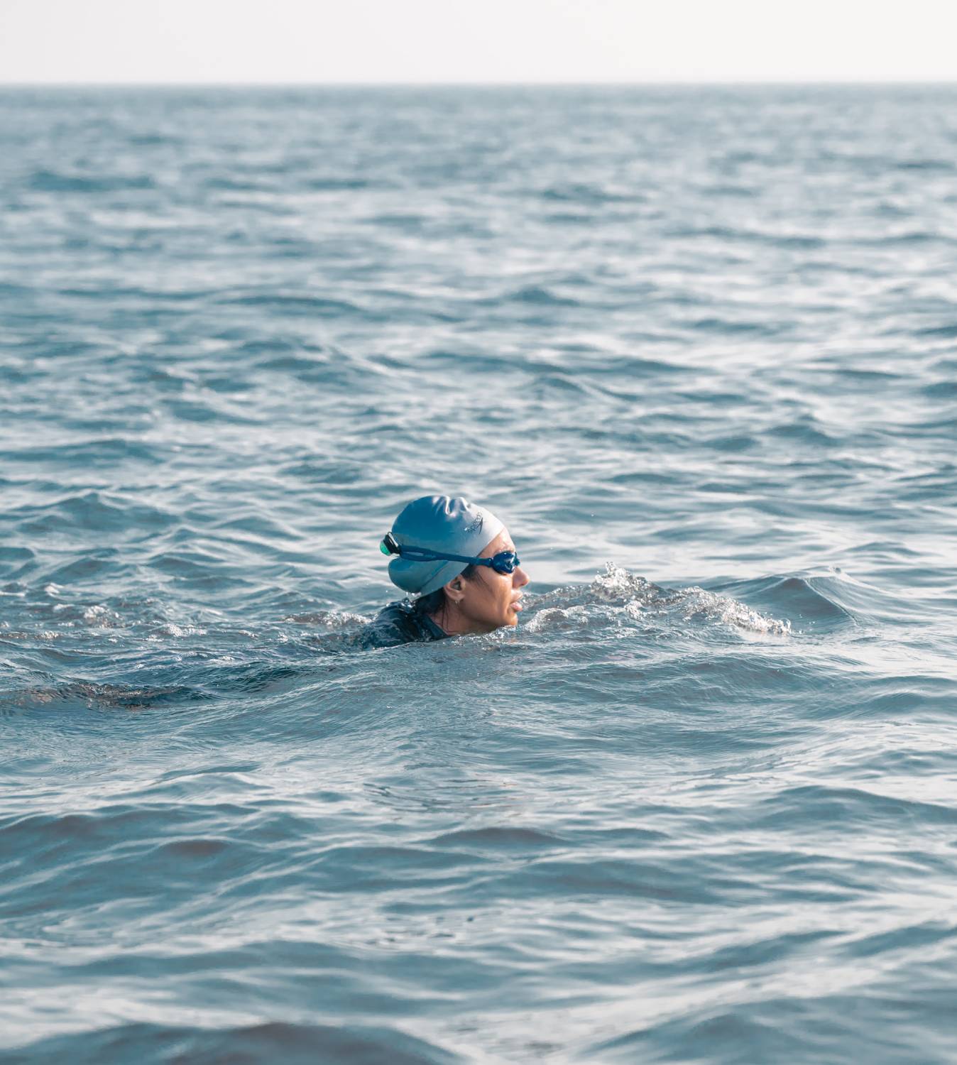 خالد بن حمد يشيد بإنجاز السباحة السعودية مريم بن لادن