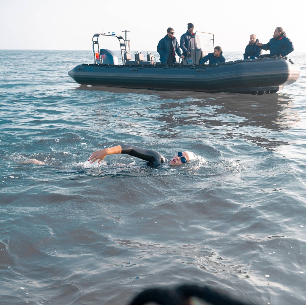 خالد بن حمد يشيد بإنجاز السباحة السعودية مريم بن لادن