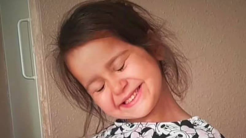 عذب طفلته ببشاعة.. الانتقام من أب داخل سجنه بعلبة تونة