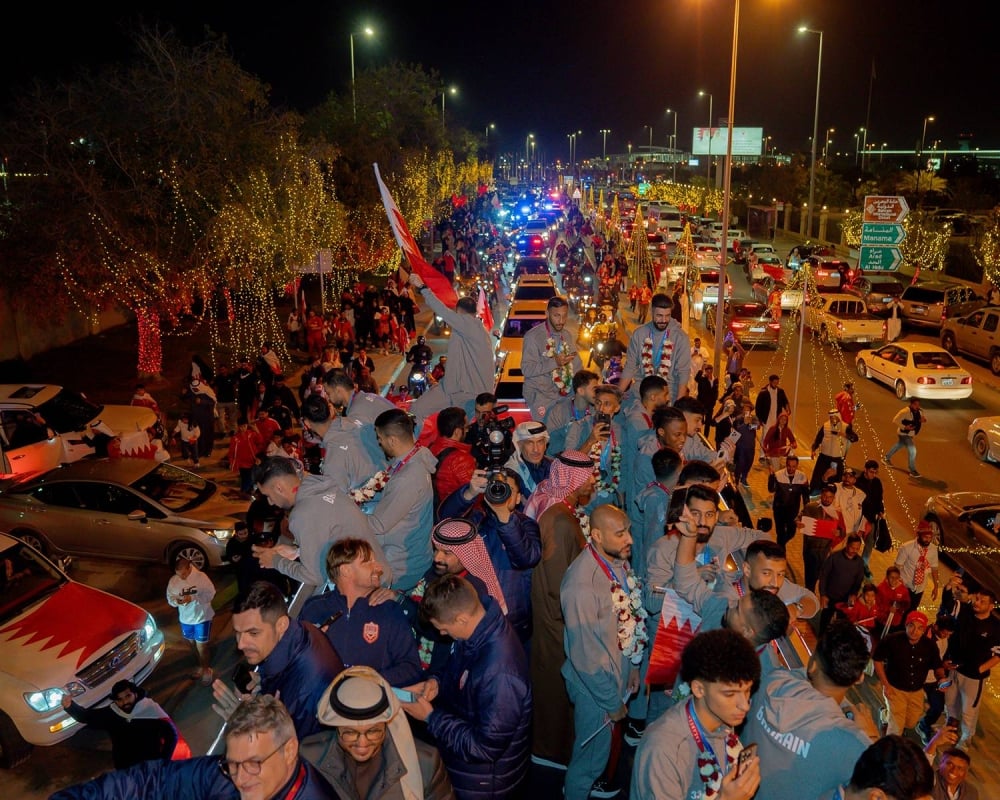 في إنجاز تاريخي جديد لكرة القدم.. استقبال رسمي وشعبي كبير للاعبي منتخب البحرين أبطال خليجي 26