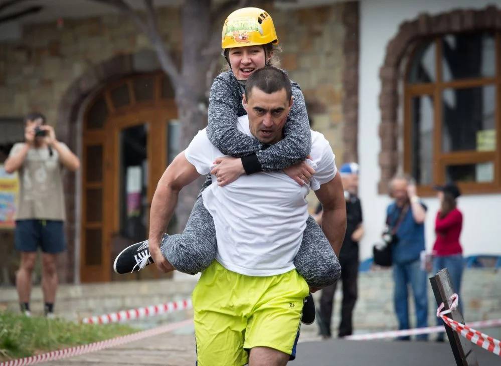 بينها مصارعة أصابع القدم وكرة البولو بالفيلة..أغرب أنواع الرياضات حول العالم