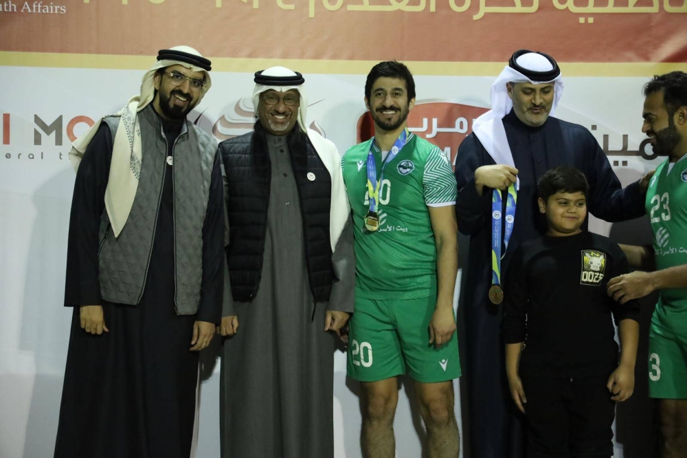 وكيل وزارة شؤون الشباب يتوّج فريق البديع بطلًا لبطولة المراكز الشبابية لكرة القدم الشاطئية