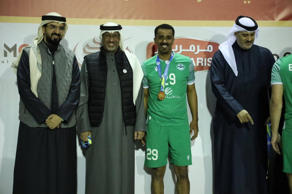 وكيل وزارة شؤون الشباب يتوّج فريق البديع بطلًا لبطولة المراكز الشبابية لكرة القدم الشاطئية