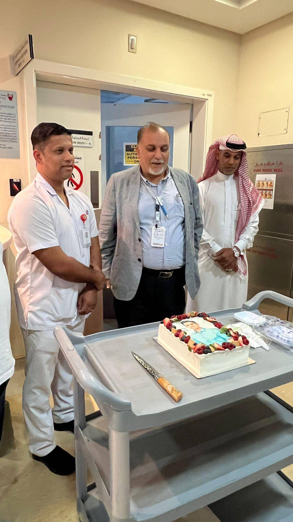 مرضى السكلر يودعون الممرض جيجو بعد 17 عاماً من الرعاية الطبية لهم