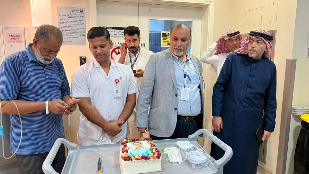 مرضى السكلر يودعون الممرض جيجو بعد 17 عاماً من الرعاية الطبية لهم