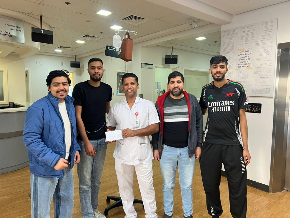 مرضى السكلر يودعون الممرض جيجو بعد 17 عاماً من الرعاية الطبية لهم