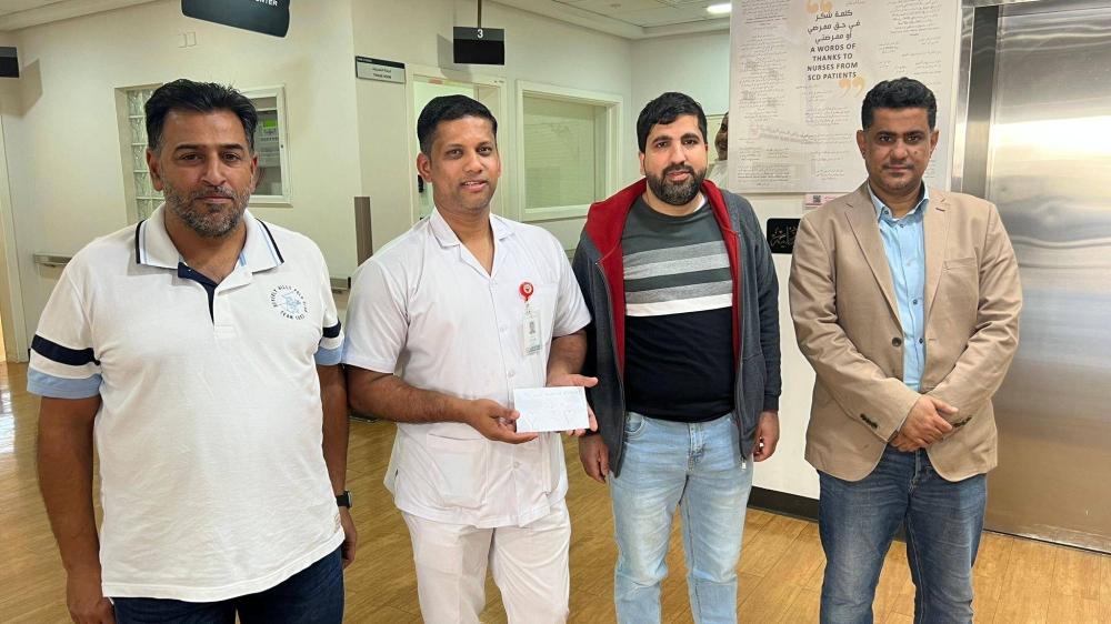 مرضى السكلر يودعون الممرض جيجو بعد 17 عاماً من الرعاية الطبية لهم