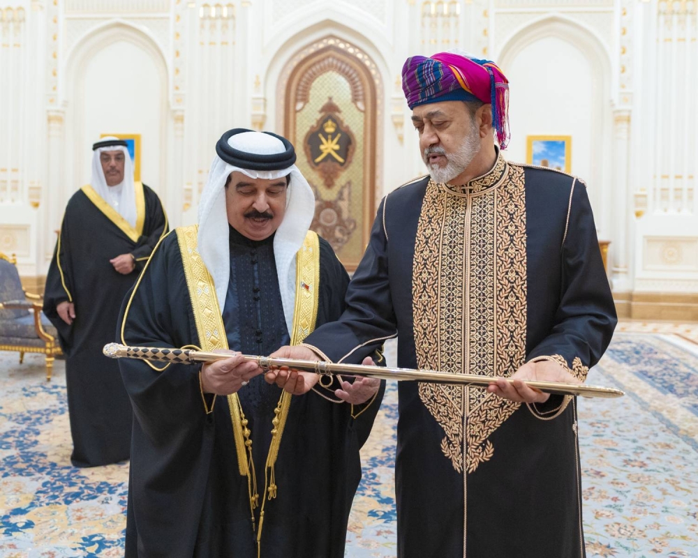 سلطان عمان يقيم مأدبة عشاء بمناسبة زيارة الدولة للملك إلى السلطنة